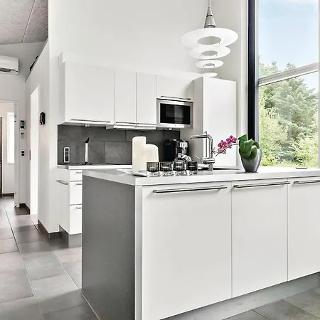 Vakantiehuis Three-bedroom Holiday In *